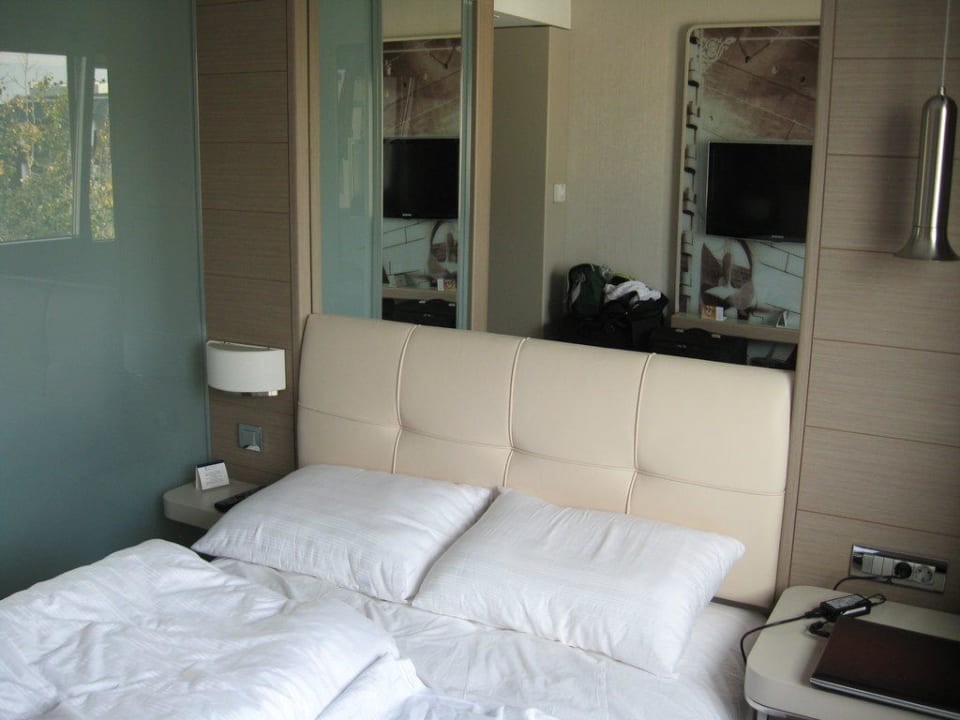 Bett mit Ablagen/Arbeitsplatz TITANIC Comfort Berlin Mitte