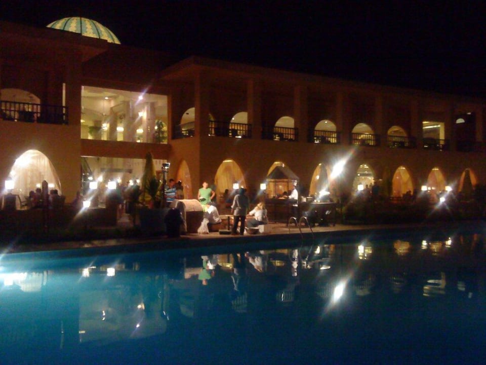 Nachts am Restaurant Titanic Beach Spa & Aqua Park