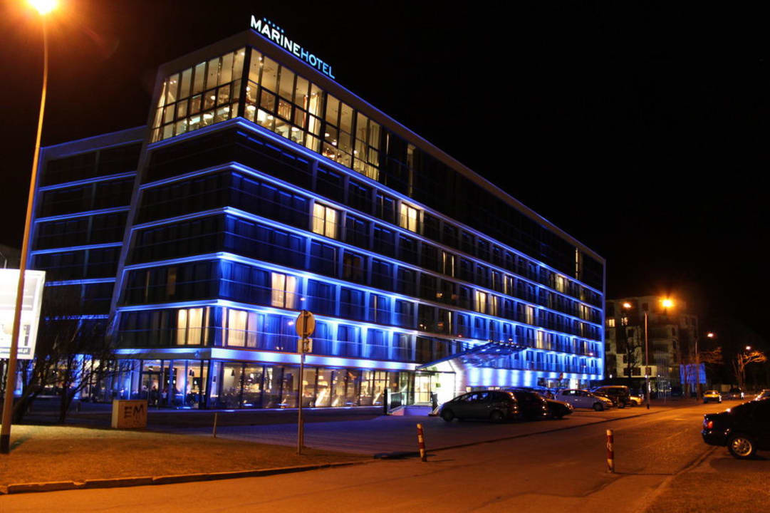 Das Hotel bei Nacht Marine Hotel by Zdrojowa