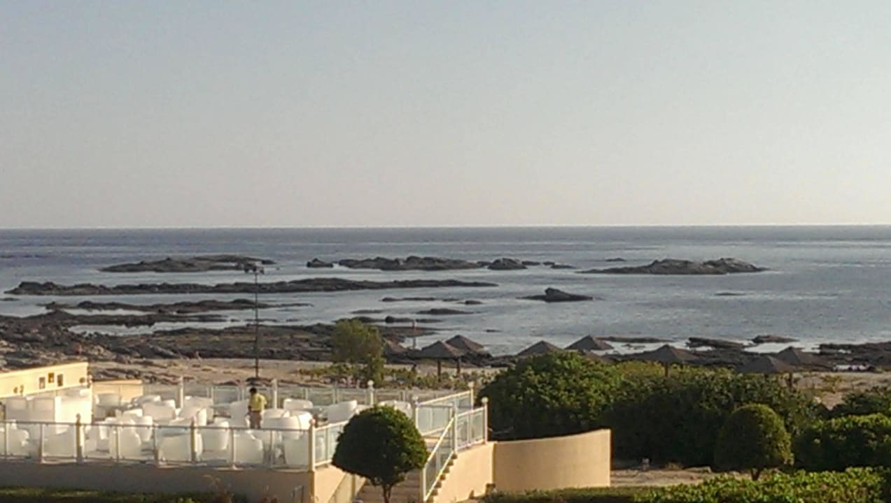 Strandbereich direkt vor dem Hotel Wyndham Garden Salalah Mirbat