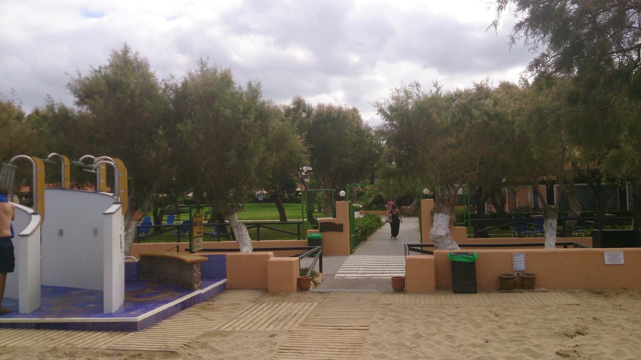 Vom Strand über die kleine Straße zum Hotel Anissa Beach & Village