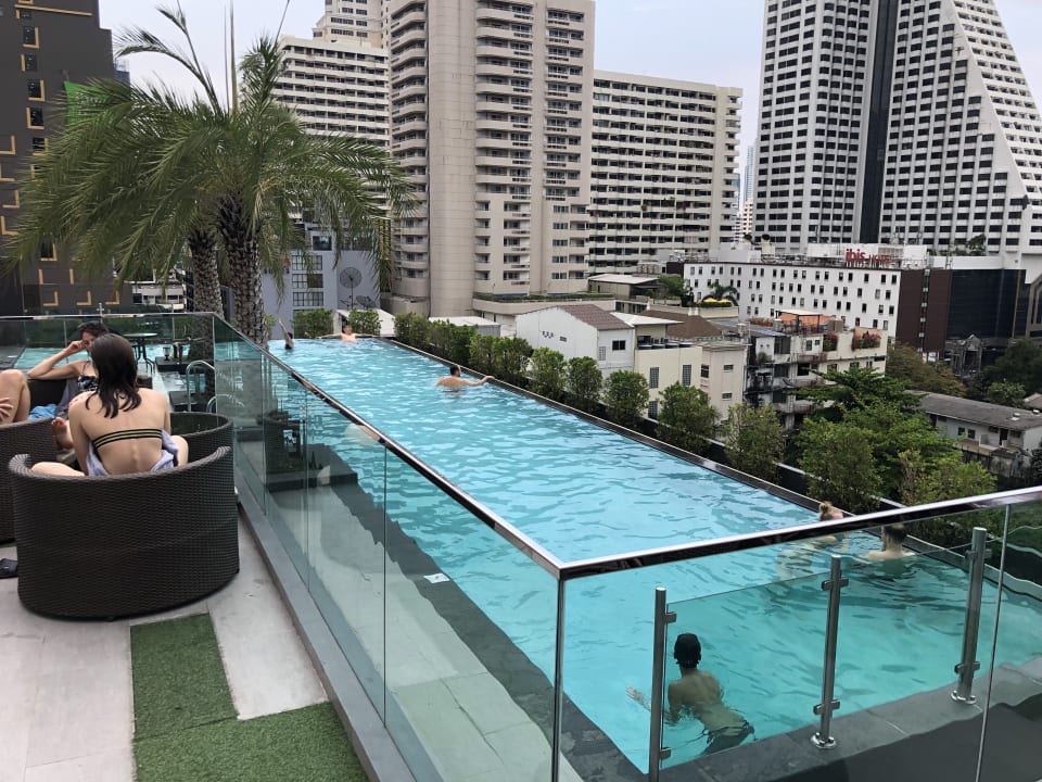 Pool SureStay Plus Hotel by Best Western Sukhumvit 2