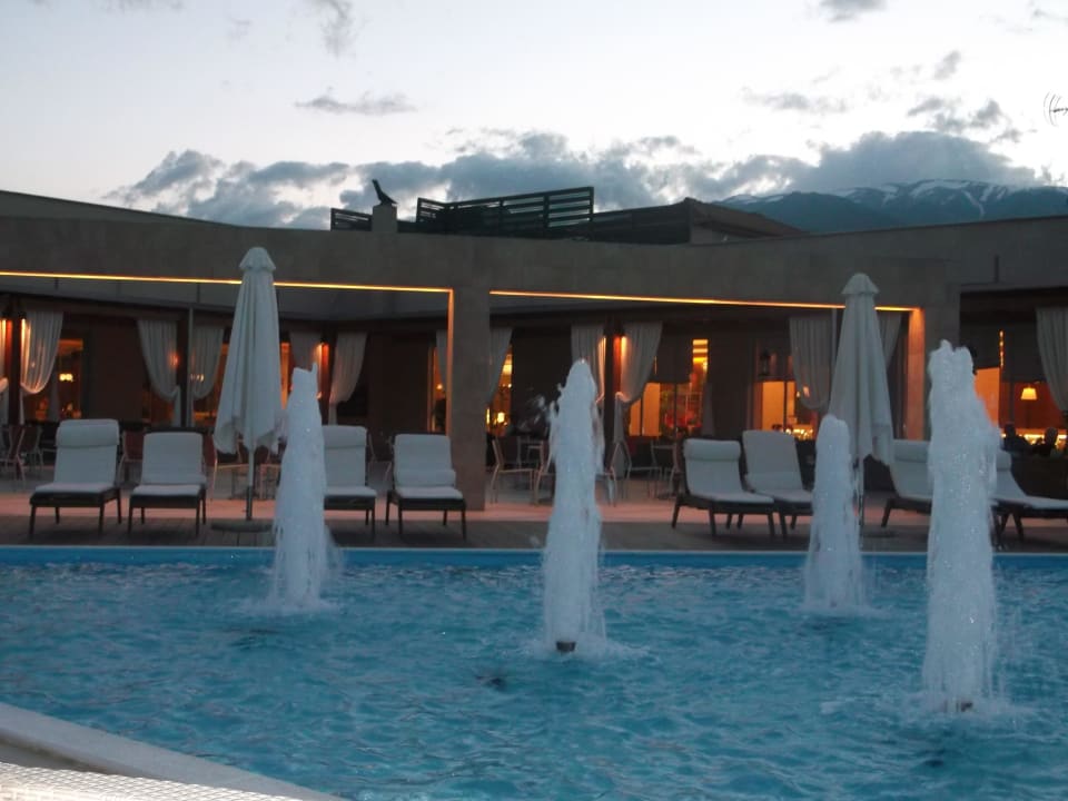 Wasserfontainen am Abend alltoura Club Hotel Poseidon Palace