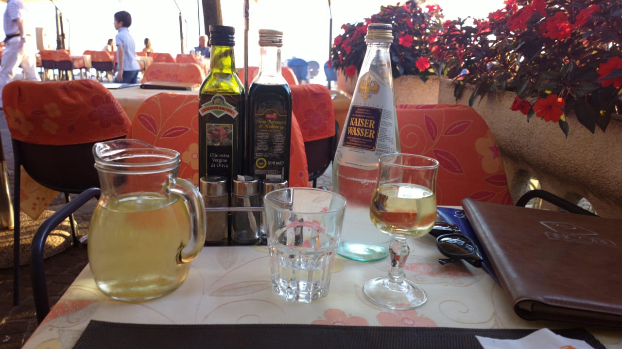 Wein und Wasser im eigenen Restaurant Hotel Albergo All'Ancora