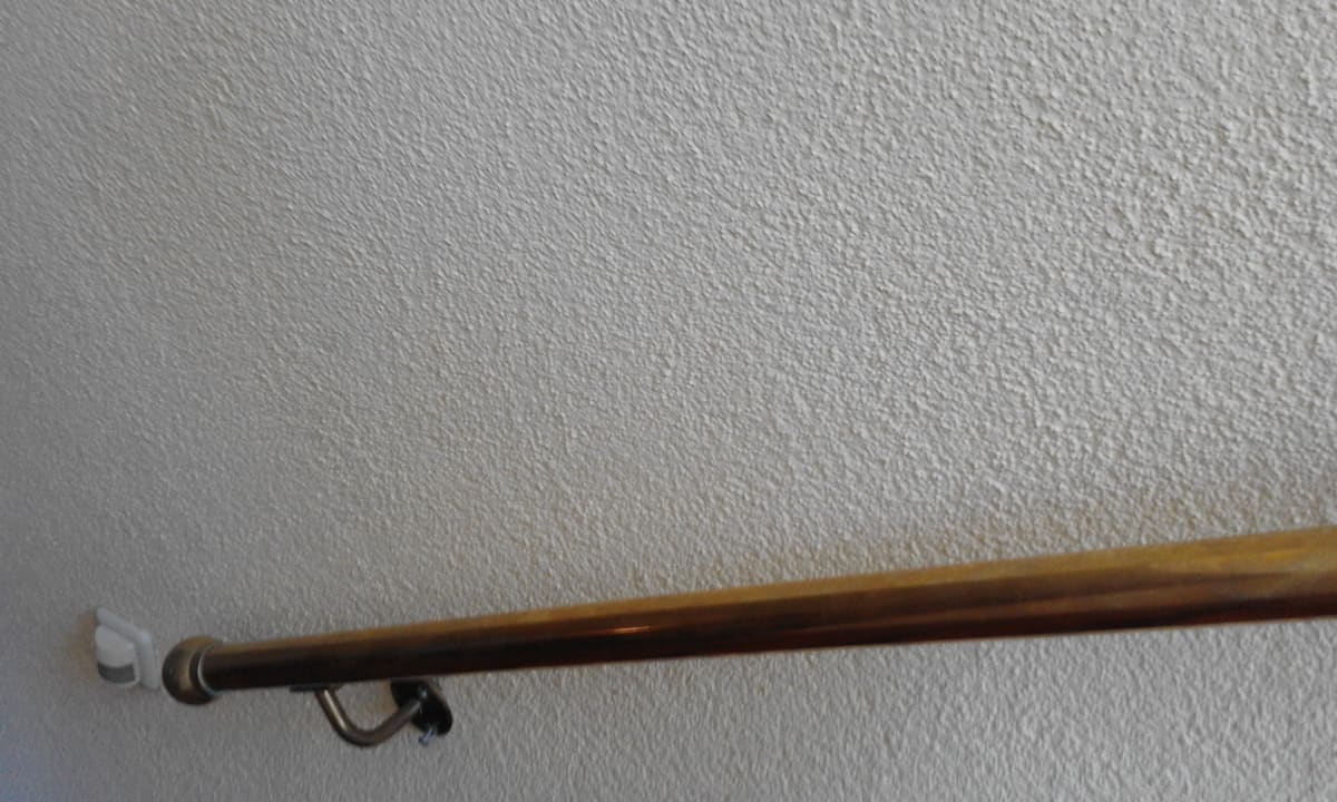 Defektes Geländer im Treppenhaus Hotel Erbgericht Buntes Haus