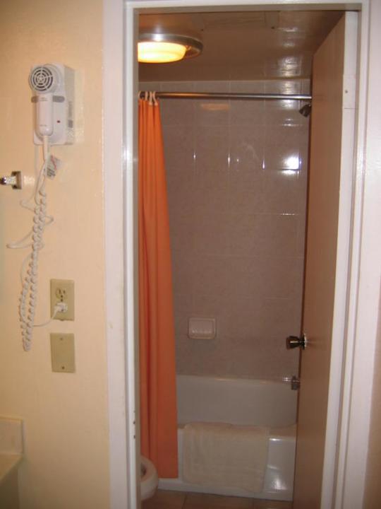 Zur Dusche und WC The Royal Islander Hotel