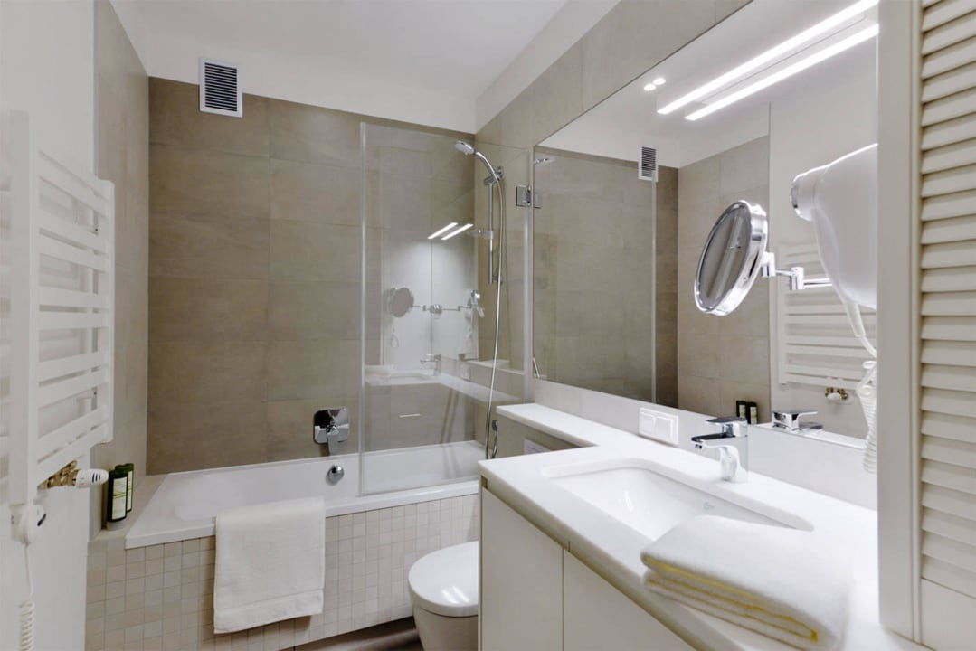 Łazienka z wanną Stradonia Serviced Apartments