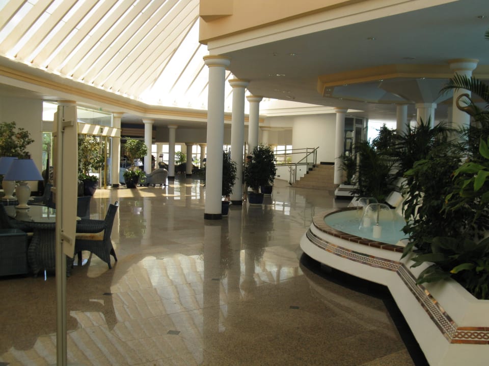Zügige und ungemütliche Hotellobby Hotel Riu Palace Jandia