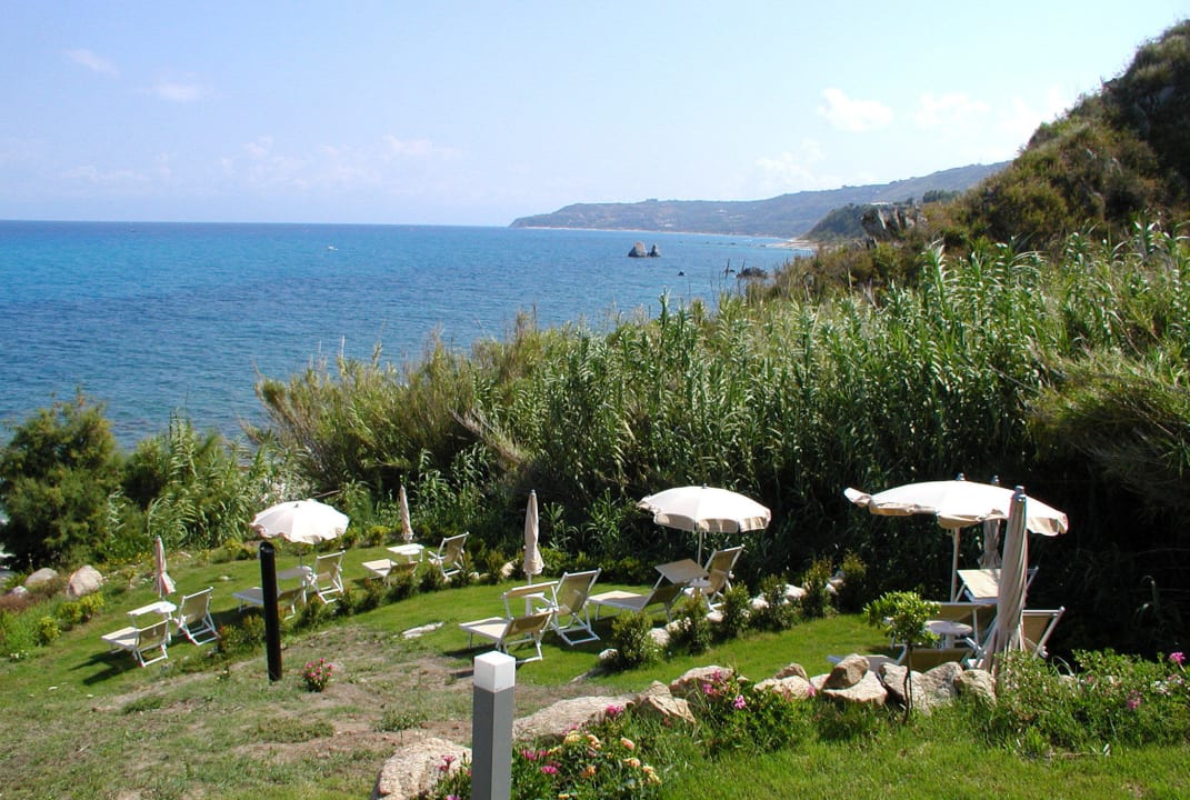 Von unserer Liege aus rechts Infinity Resort Tropea