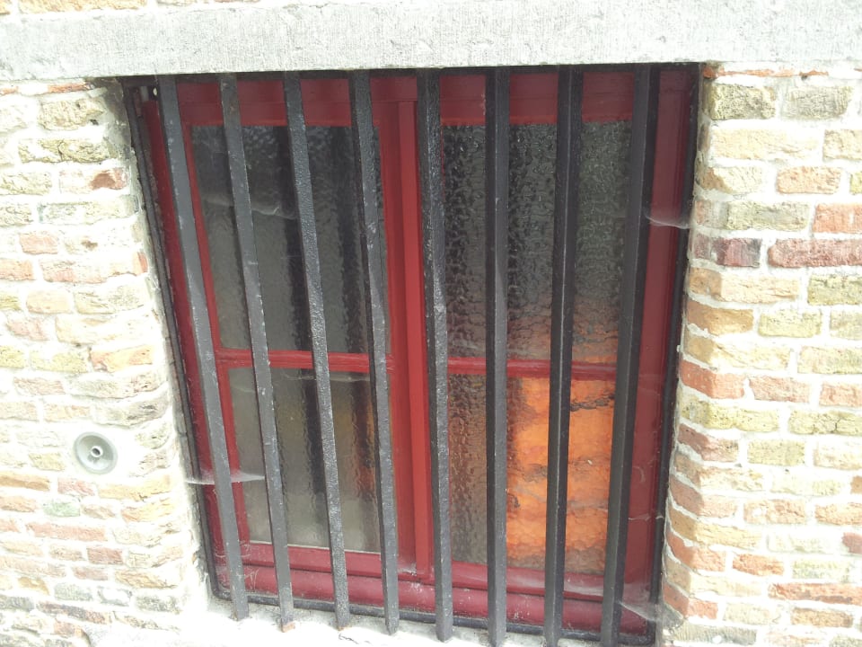  spinwebben aan raam van ontbijtruimte direct lang Hotel Ter Brughe