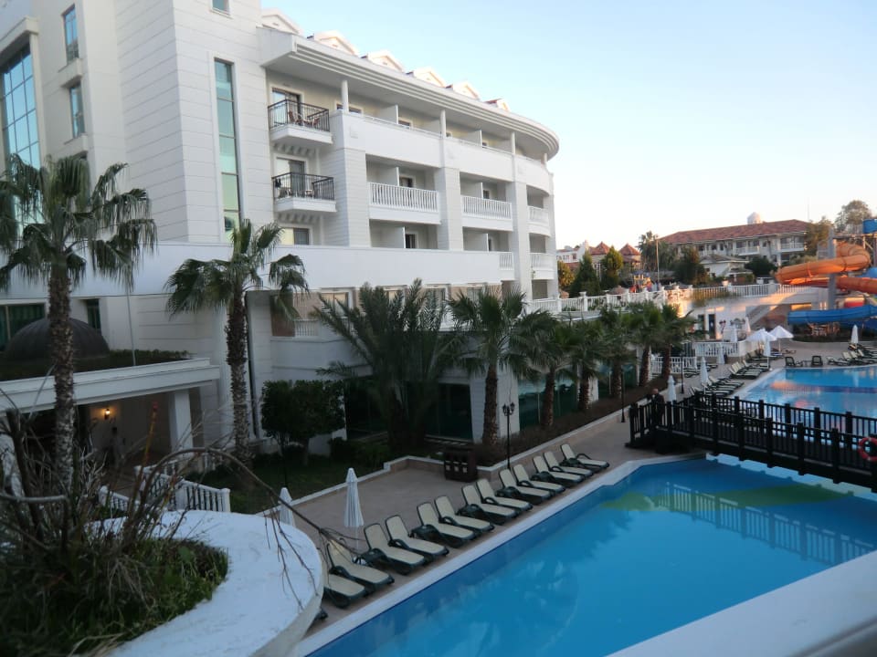 Blick von unserem Balkon auf einen Teil des Pools Alba Queen Hotel
