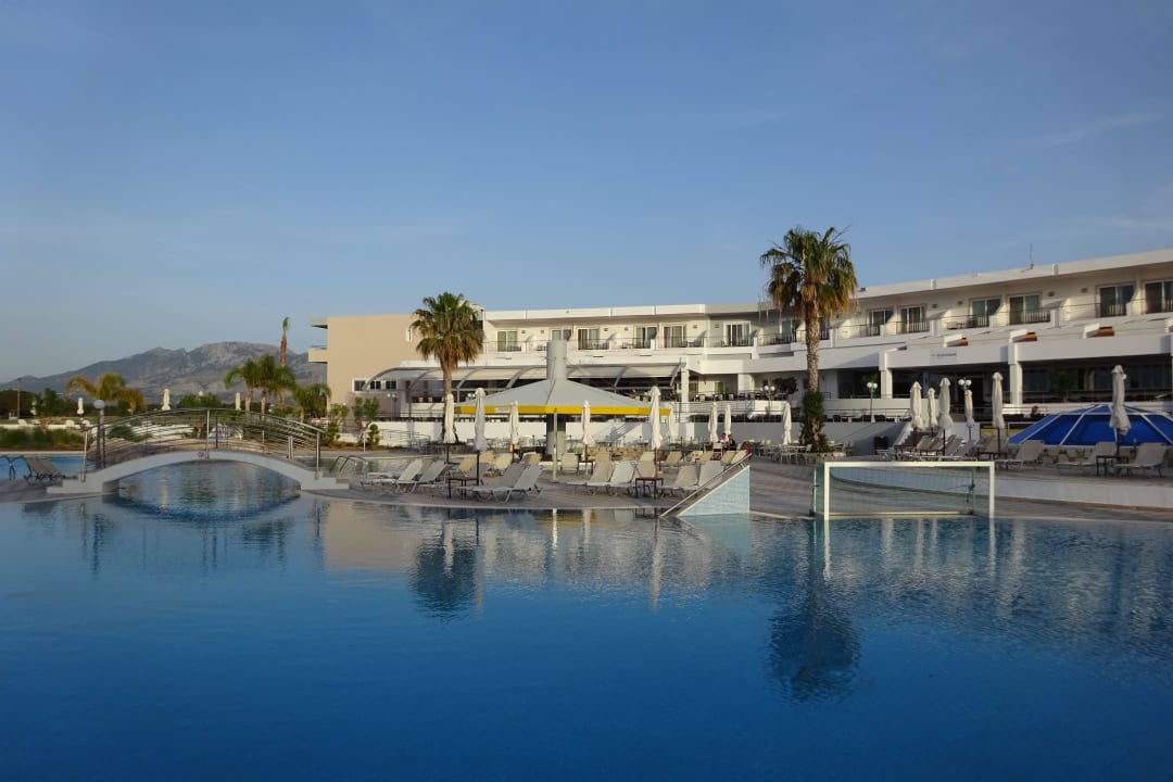 Activity Pool und Hauptgebäude Atlantica Marmari Palace