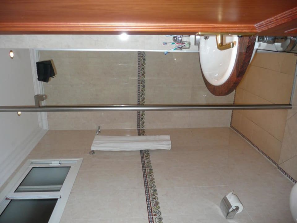 Badezimmer mit ebenerdiger Dusche allsun App.-Hotel Barlovento