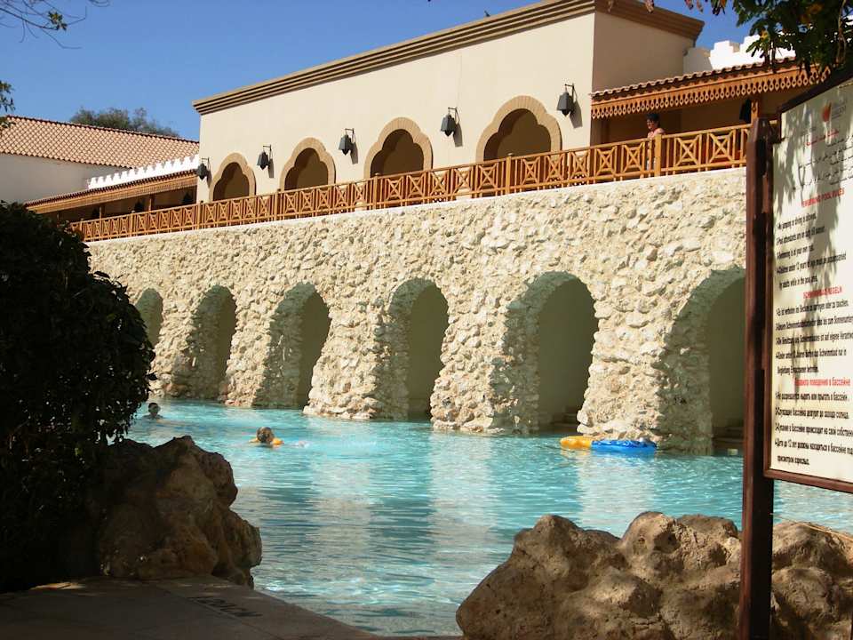 Einziger beheizter Pool vor Juniorsuiten Ghazala Gardens