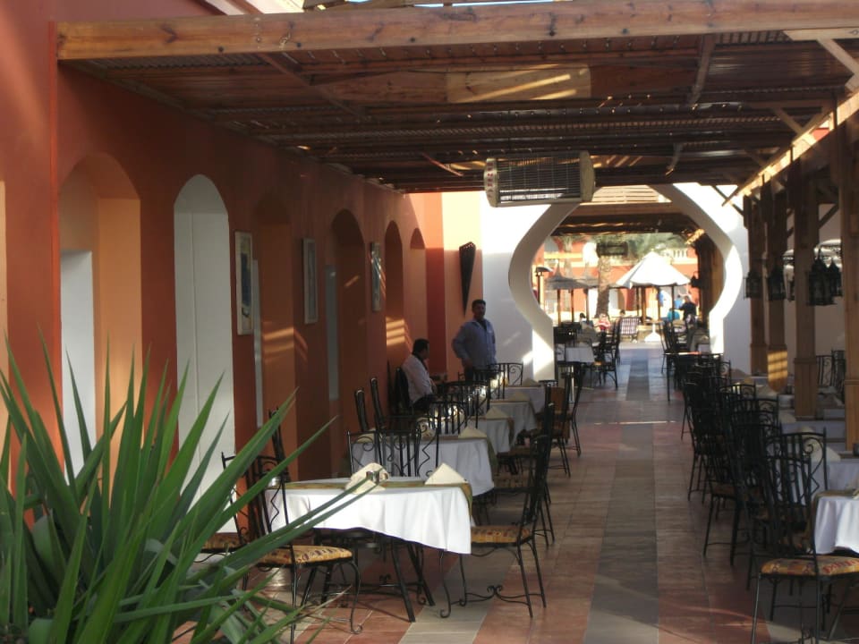 Aussenbereich des Hauptrestaurants Pickalbatros Alf Leila Wa Leila Resort - Neverland Hurghada