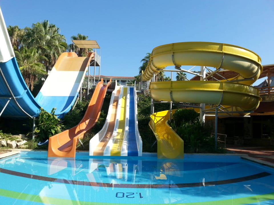 Poolanlage zwischen Hotel und Strand Hotel Defne Garden