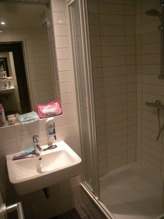 Łazieneczka MEININGER Hotel Berlin Hauptbahnhof