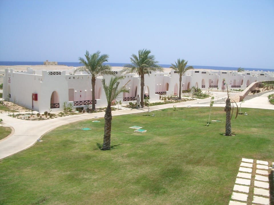 Teren hotelu i w tle morze widziane z balkonu Hilton Marsa Alam Nubian Resort