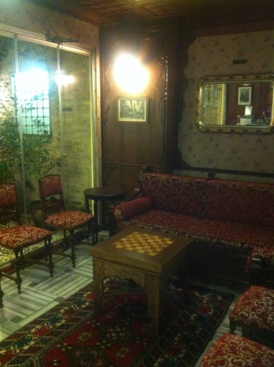 Ground floor seating area Hotel Niles Istanbul