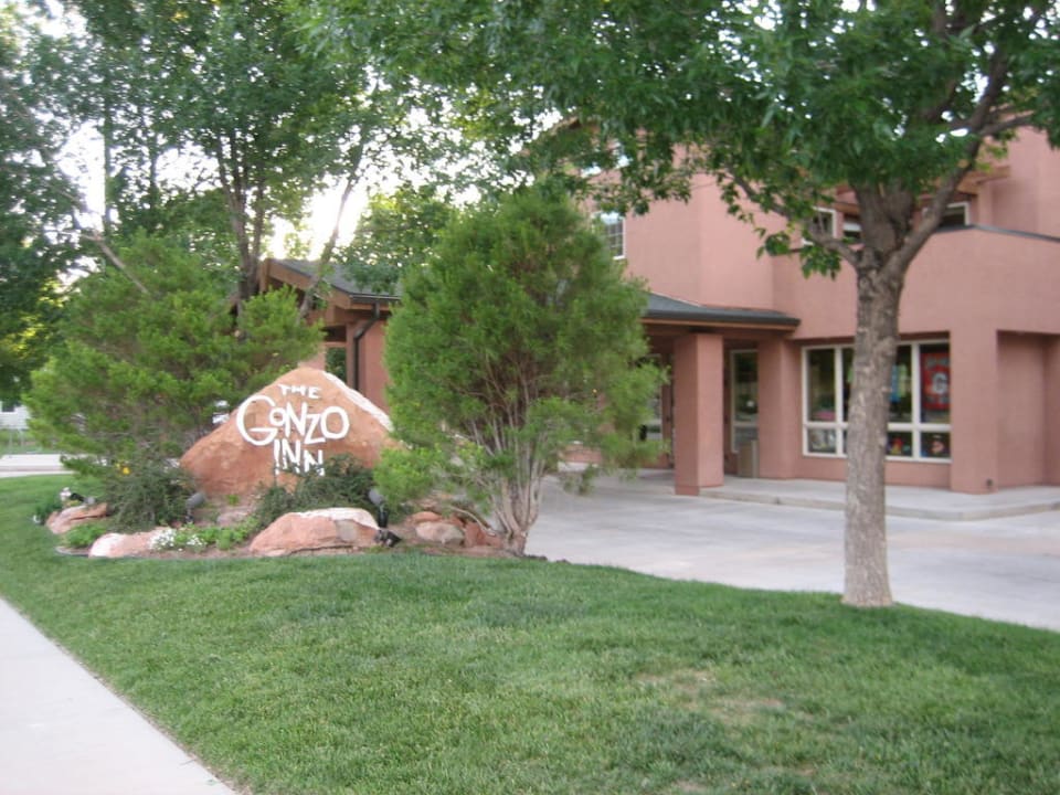 Zufahrt zur Rezeption Hotel The Gonzo Inn