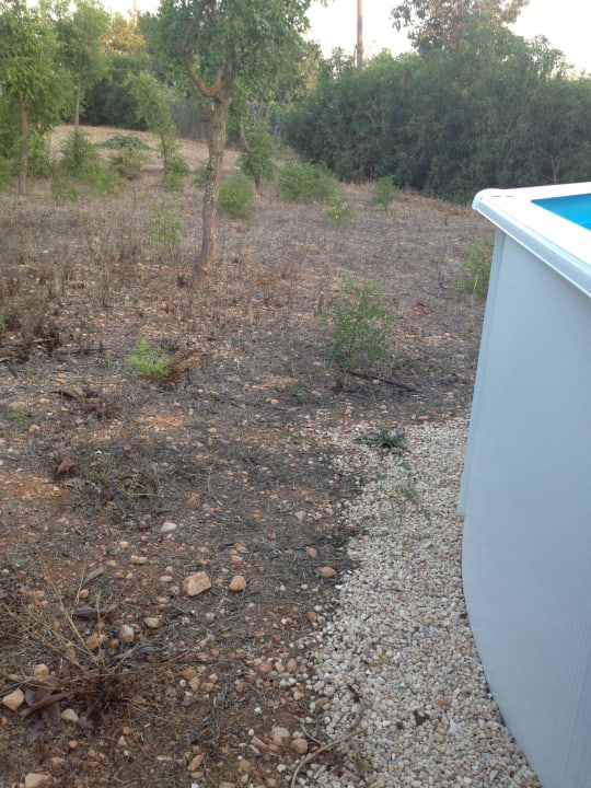 Steiniger verschmutzter Boden neben Pool Finca Kalotta