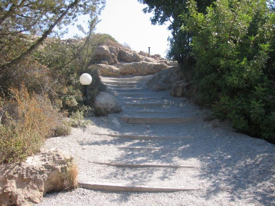 die Stufen vom Strand aufwärts zum Hotel Rodos Princess Beach Hotel & Spa
