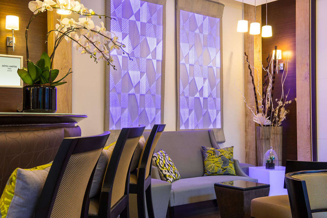Décoration lumineuse au Bar Hotel Ampère
