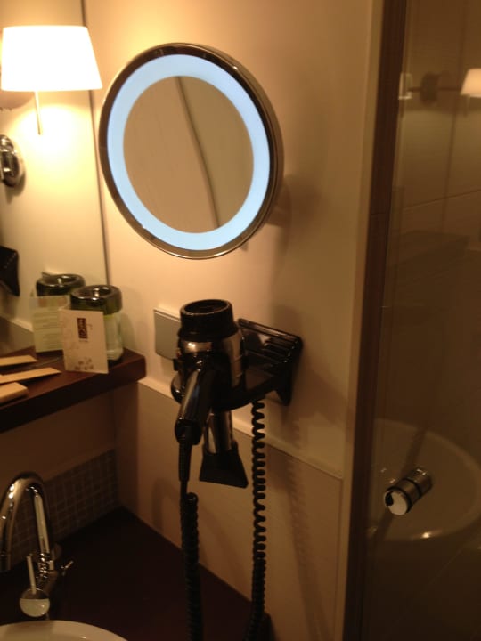 Beleuchteter Spiegel und Fön Hotel Ritter Durbach