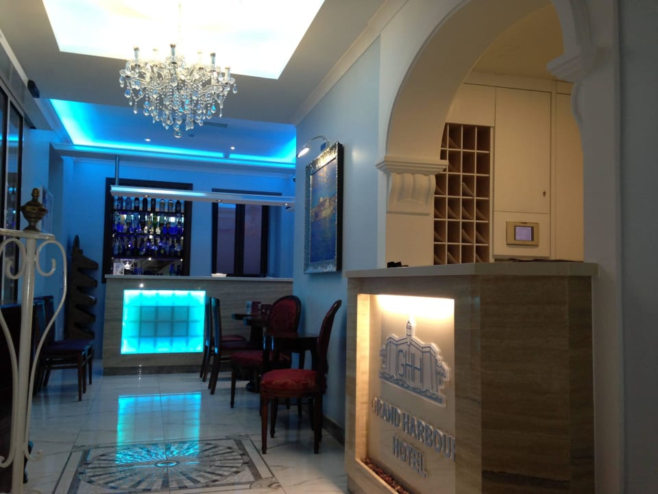 Lobby Grand Harbour Hotel