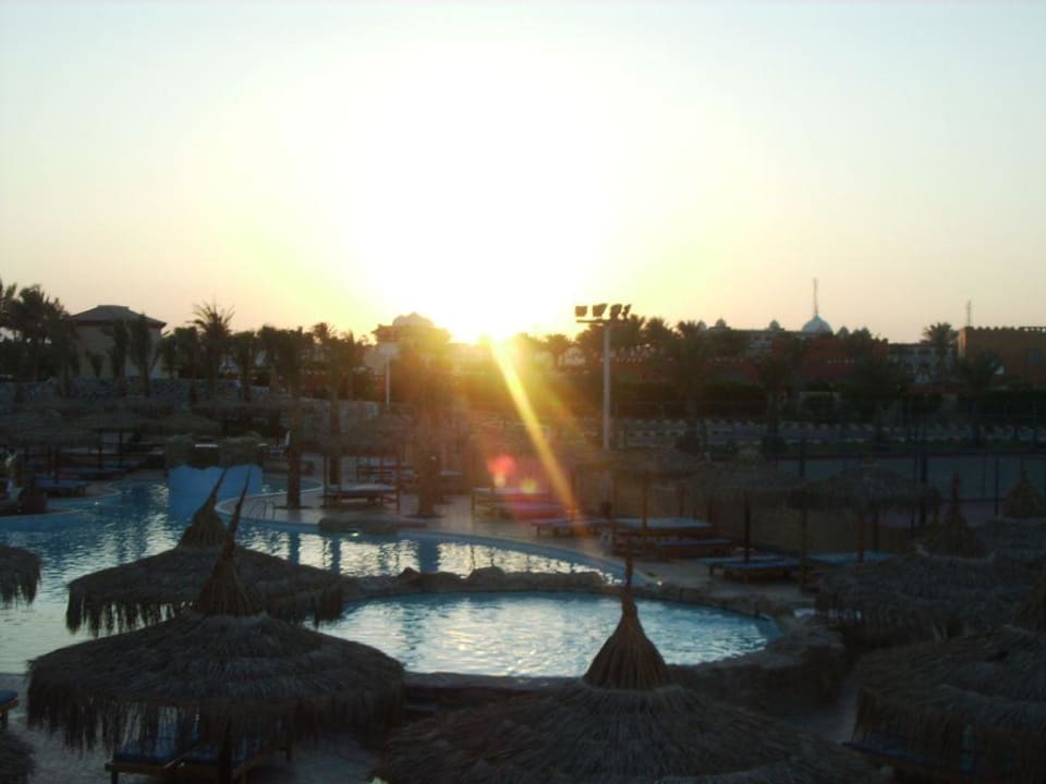 Beheizter Pool bei Sonnenuntegang Pickalbatros Dana Beach Resort - Hurghada