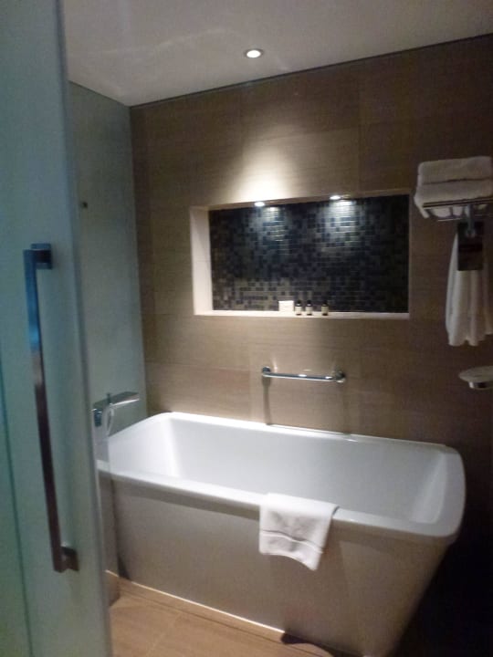 Zusätzlich zur Dusche eigene Badewanne Fairmont Bab Al Bahr