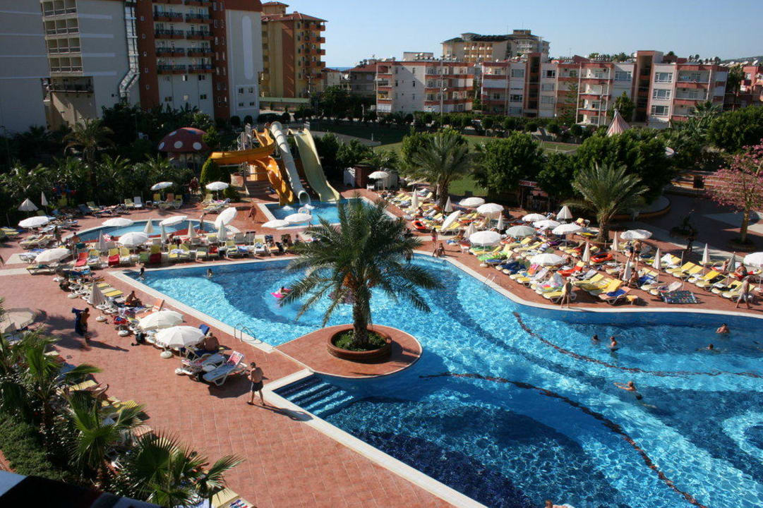 Poolanlage und Liegefläche My Home Resort