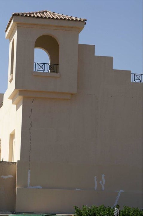 Hauptgebäude, immer neue Risse Cleopatra Luxury Resort Makadi Bay