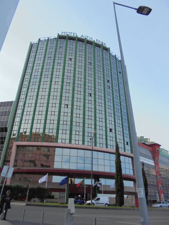 Voorzijde hotel Ramada by Wyndham Lisbon