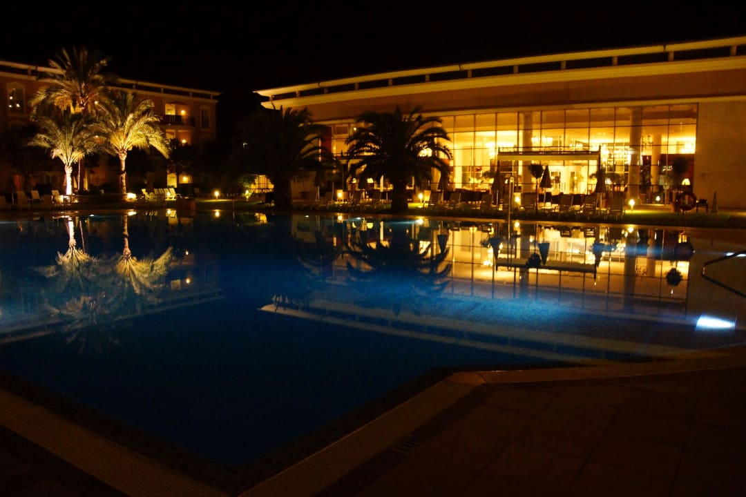 Schöner großer Pool in der Nacht Grupotel Playa de Palma Suites & Spa