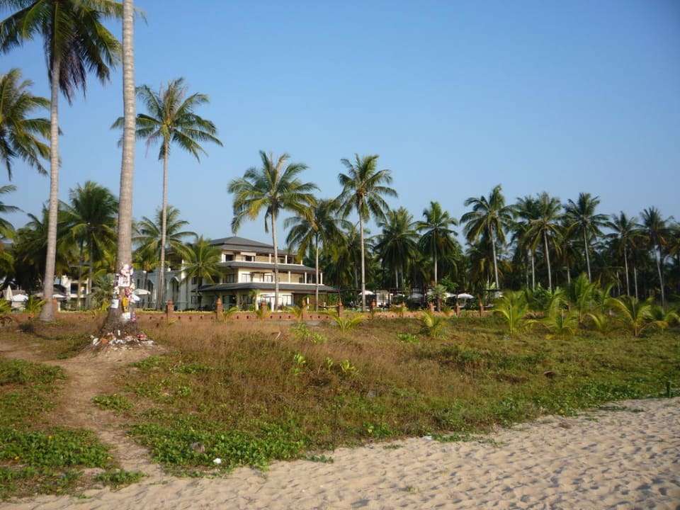 Blick vom Strand zum Hotel Khaolak Orchid Beach Resort