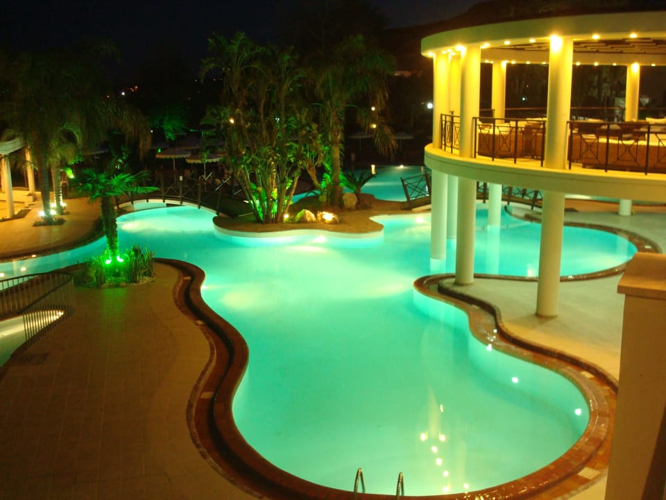 Abends ist die Anlage schön angestrahlt Hotel Calypso Beach