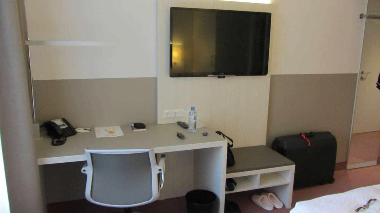 Schreibtisch und 42" TV Hotel Zeitgeist Vienna Hauptbahnhof