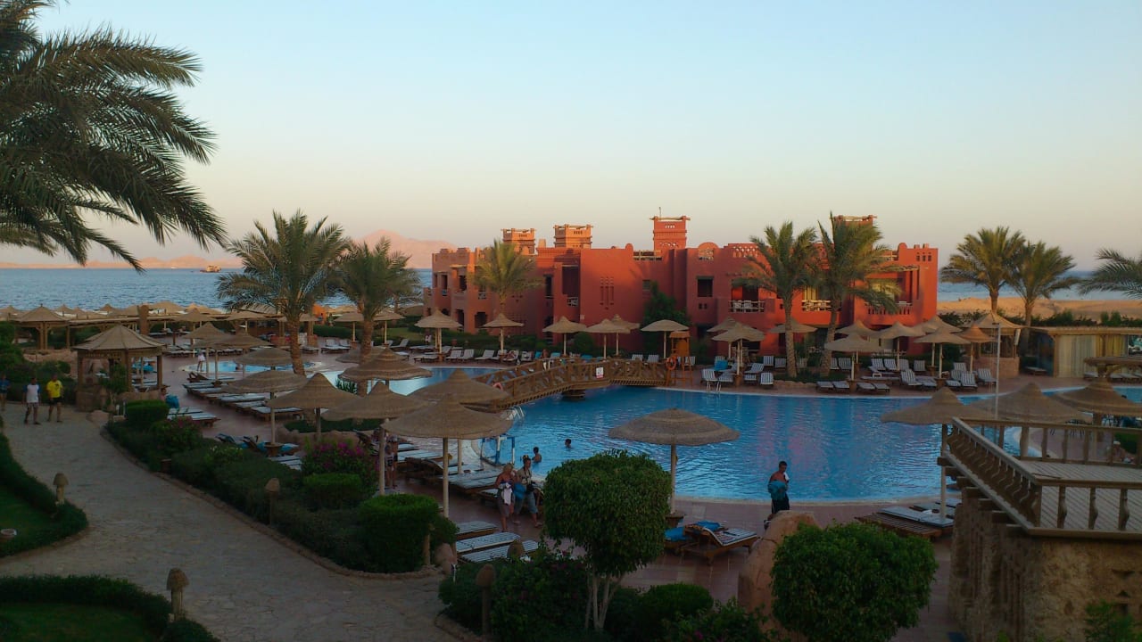 Blick vom Zimmer auf Pool Charmillion Sea Life Resort