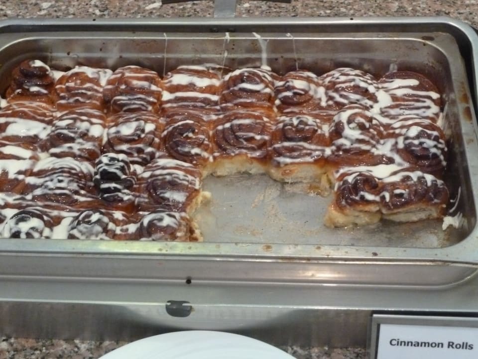 Warme Zimtrollen (Hefegebäck)beim Frühstücksbuffet Brayka Bay Resort