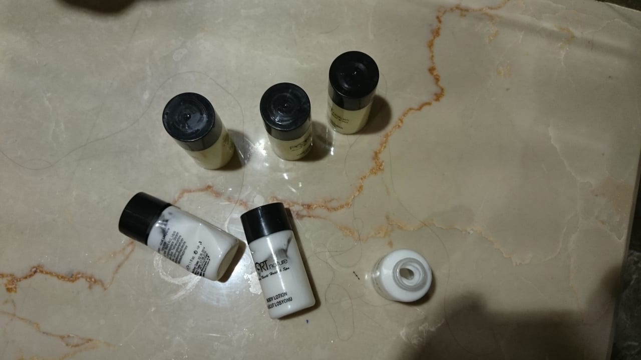 Gebrauchte Fläschchen bei Anreise Port Nature Luxury Resort & Spa