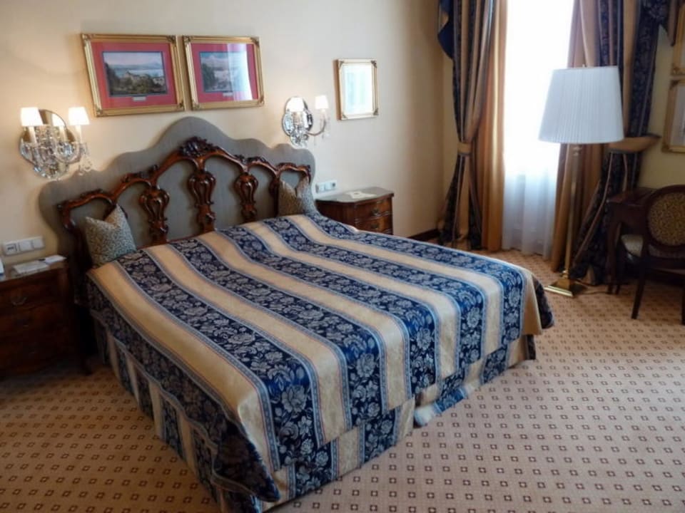 Doppelbett mit 50cm Sitzhöhe Hotel Bristol Salzburg