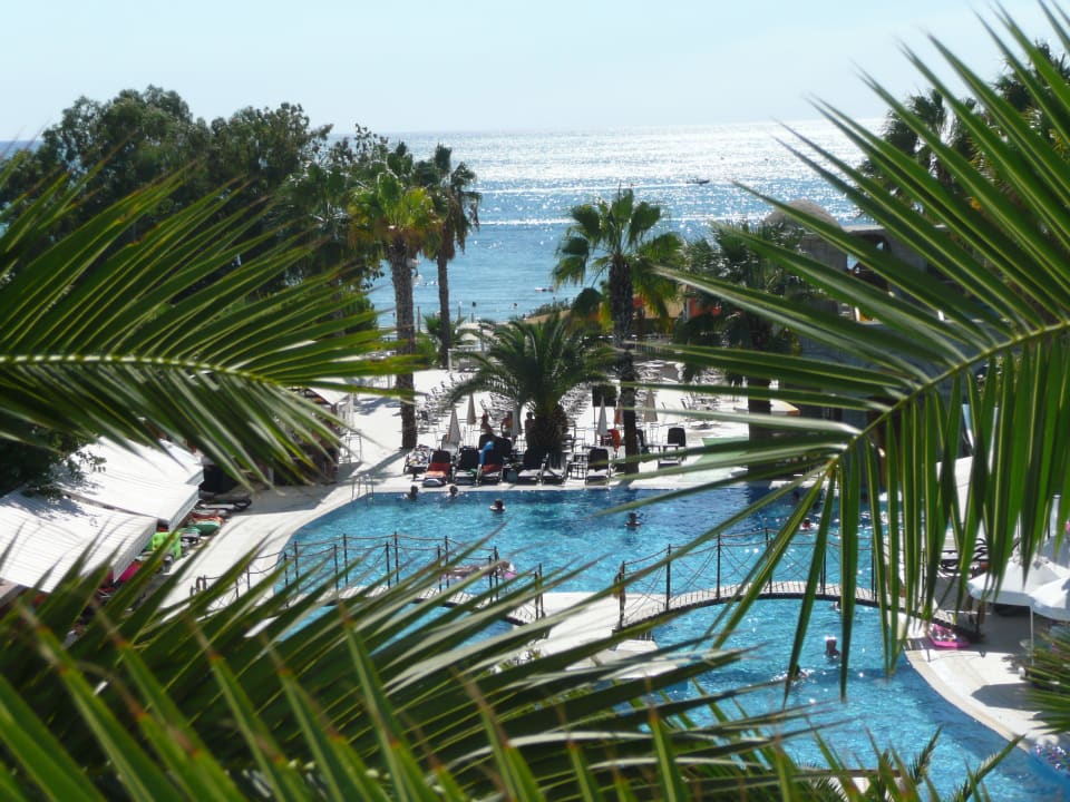 Blick von der Lobbyterrasse auf den Pool und  Meer Hotel Thalia Unique