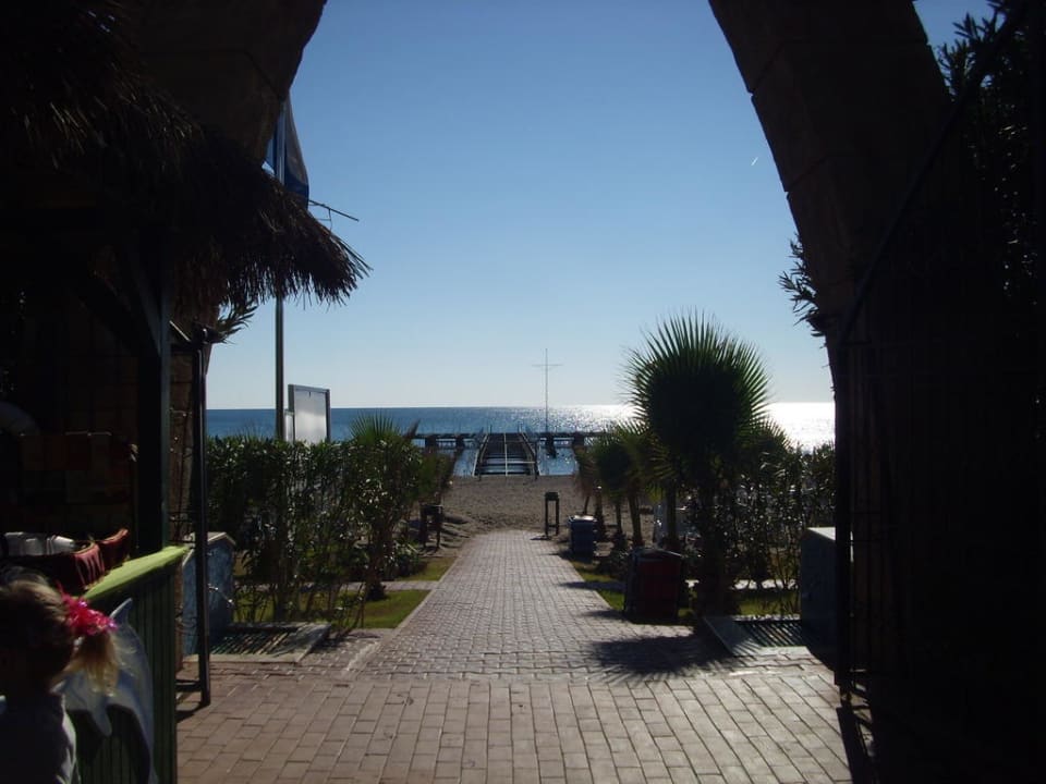 Der Durchgang vom Hotel zum Strand Hotel Delphin Palace