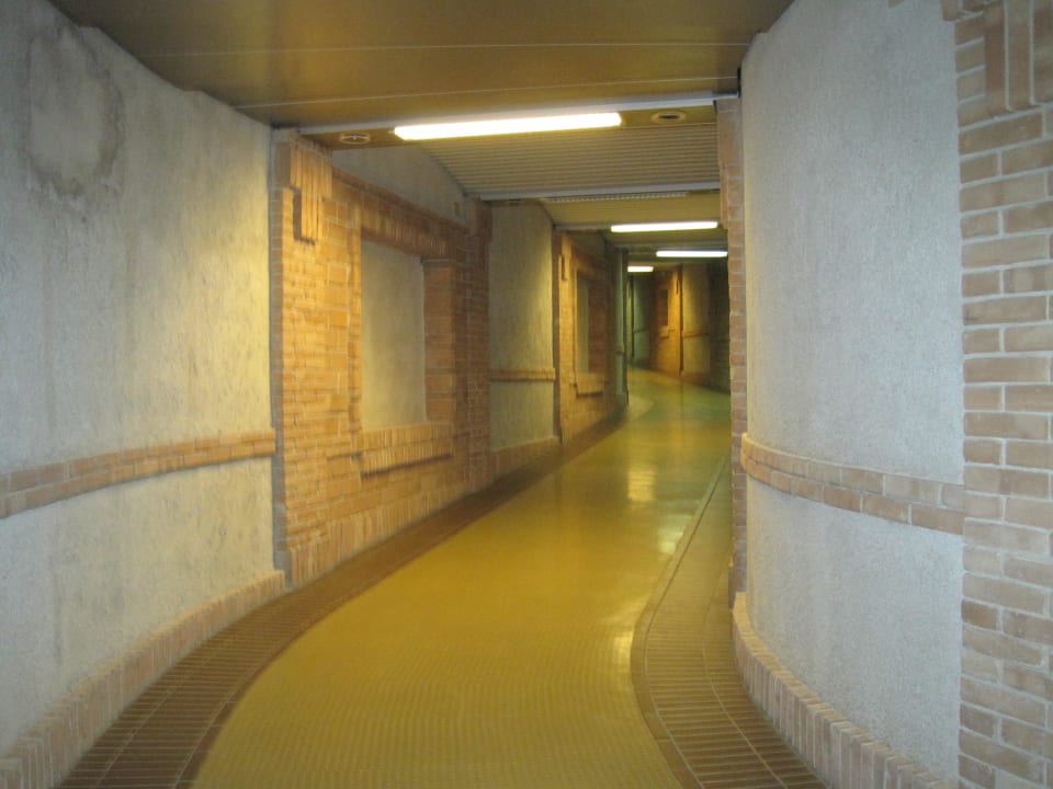 Der endlose Weg ins Zimmer Hotel Caravel