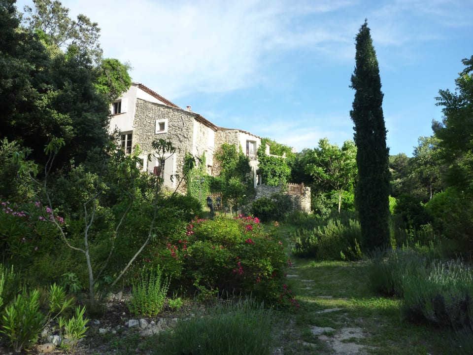 Blick über den Garten auf das hübsche Hotel Hotel La Bergerie St. Gens