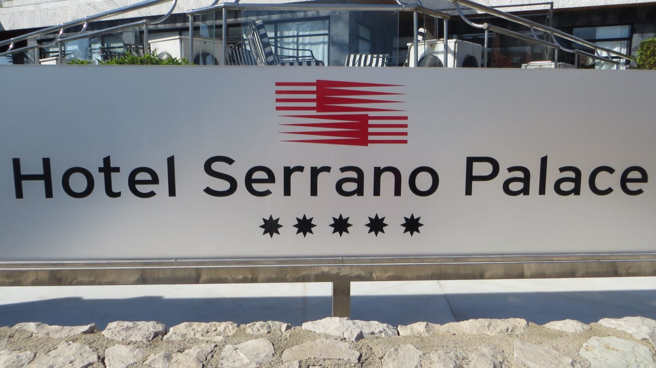 Hotelschild Eingangsbereich Hotel Serrano Palace