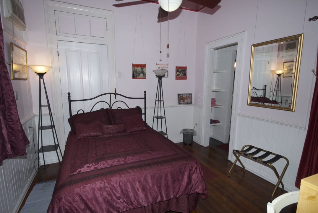 Red Room Hotel The Burgundy Bed and Breakfast