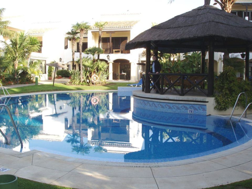 Swimming Pool, links daneben ist der Speisesaal BlueBay Banús