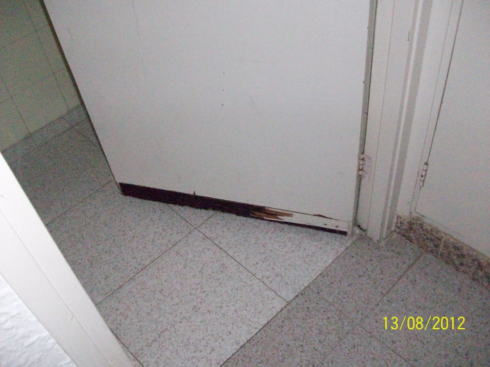 Kaputte Badtür Sun Club Eldorado